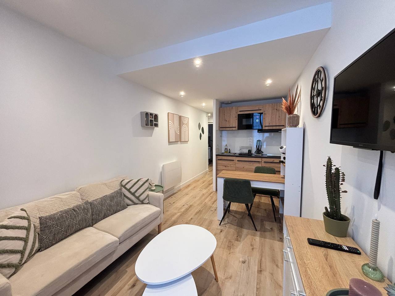Entire apartment, Apartment steps from the beach - 2 guests in Les Sables-d'Olonne, Vendée