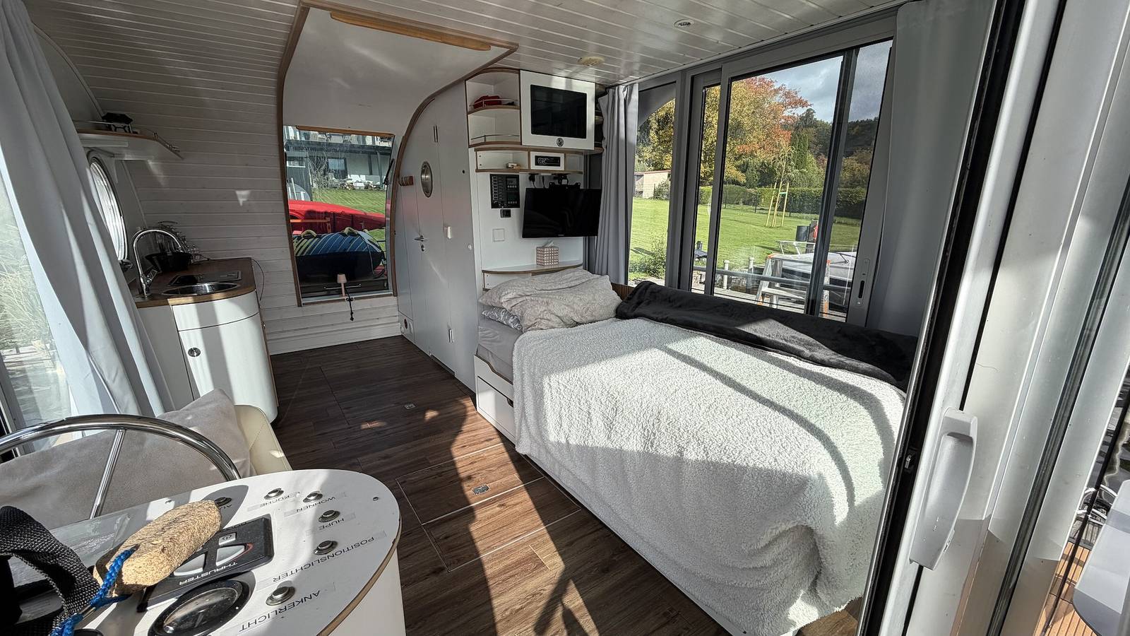 Hausboot 'Monpti - Hausboot Seeliebe' mit Seeblick und privater Terrasse in Templin, Barnimerland Region