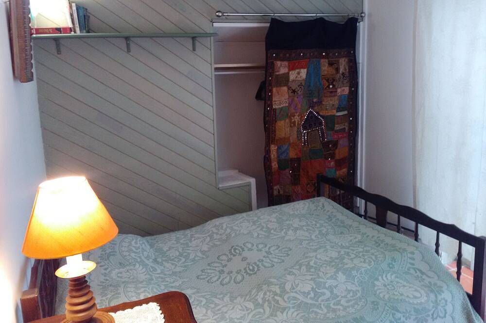 Chambre indépendante avec sa salle de bain privée, dans un jardin près d'Avignon in Les Angles (Gard), Région de Nîmes