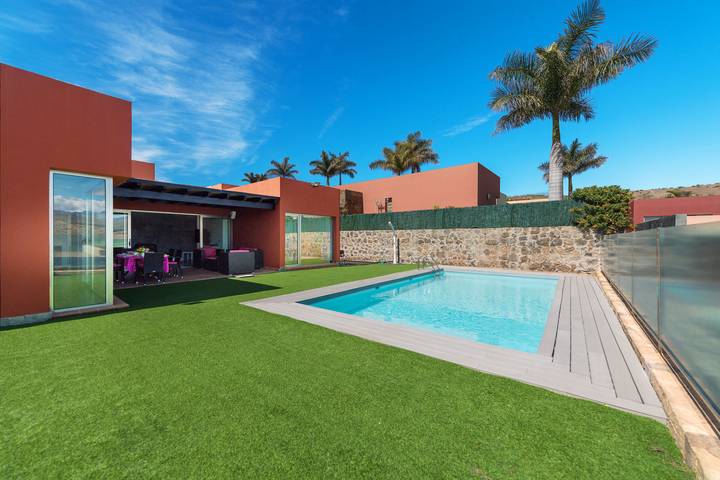 Large private pool, ideal for families in Salobre, San Bartolomé de Tirajana