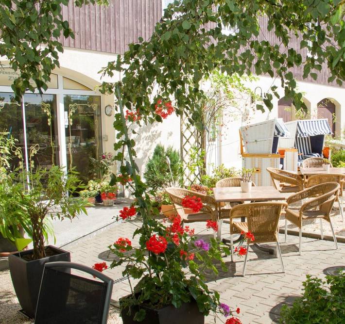 Hotel, mit Terrasse und Garten in Ottendorf-Okrilla