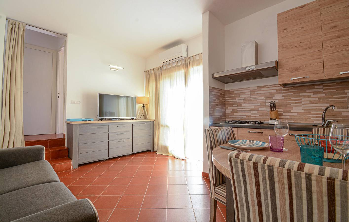 Apartamento vacacional entero, Acogedor apartamento con piscina, WiFi y aire acondicionado, aparcamiento, cerca de Peperone Giallo y Paduledda in Costa Paradiso, Trinità d'Agultu e Vignola