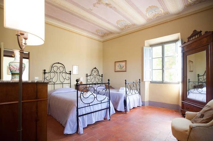 Villa with private pool, 7bedrooms, in Tuscan country between Cortona and Arezzo in Arezzo, Arezzo Province