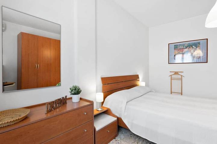 Appartement entier, Guesthost - Comfortable 77 sqm apartment with two balconies (one with sea view), which can comfortably accommodate up to 4 people, located on the third floor of a building without lift. The property is located in Aci Castello, just 11 km from Catania, a in Aci Trezza, Aci Castello