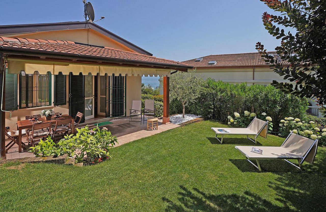 Villa Daniela con giardino privato recintato e barbecue, vicino alla spiaggia in San Felice del Benaco, Prealpi Gardesane