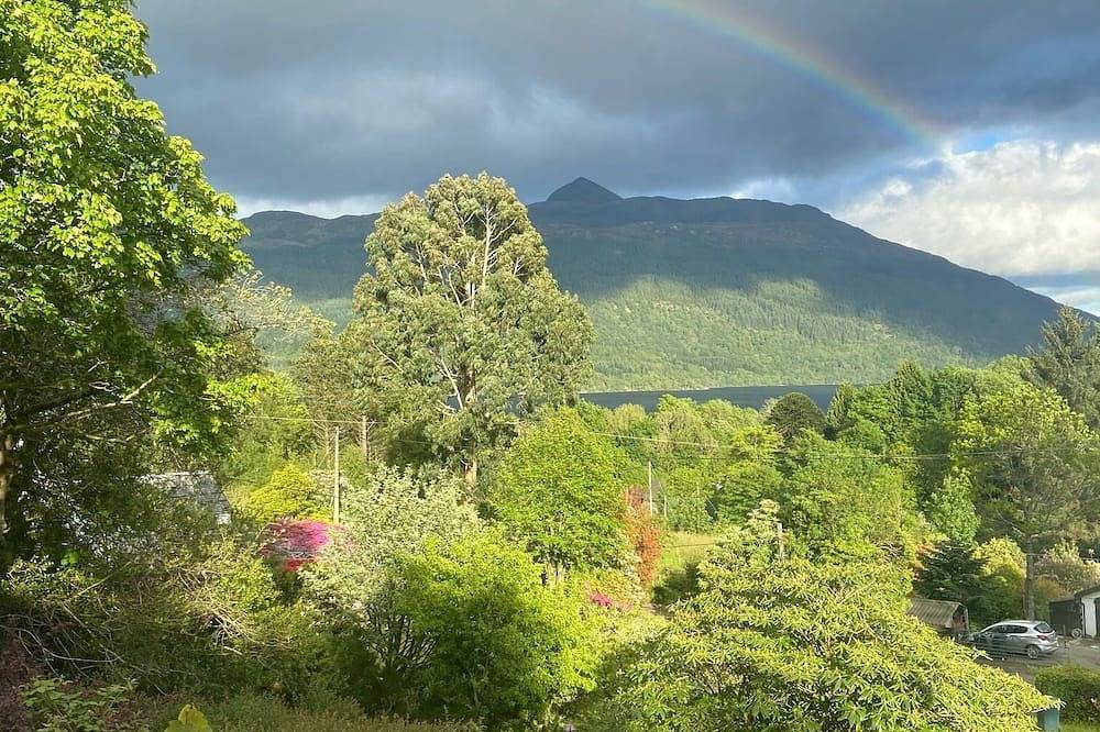 Loch Lomond holiday cottage, stunning views, weekly discounts available in Loch Lomond, Argyll & Bute