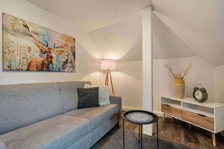 Entire apartment, Holiday Apartment "Am Wald Dachgeschoss" with Shared Terraces, Shared Garden & Wi-Fi in Krauschwitz, Oberlausitz-Niederschlesien