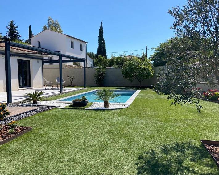 Gîte pour 2 personnes, avec jardin ainsi que vue et piscine à La Garde - 4