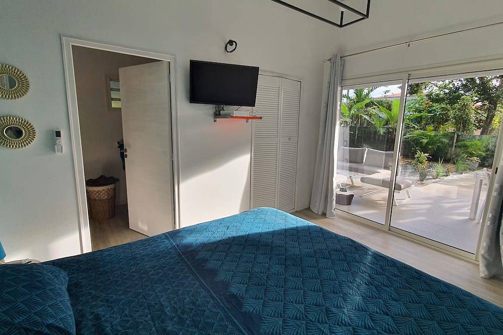 Pleasant room in the shade of a mango tree in Baie-Mahault, Guadalupe