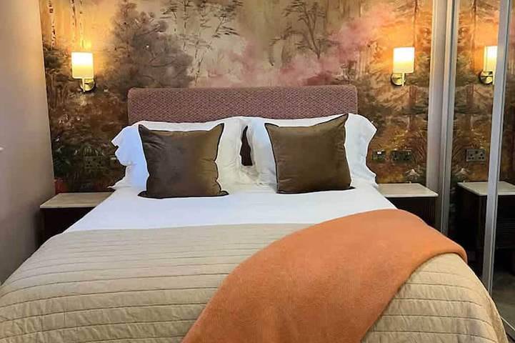 The Fuller's Shed All Weather Couples Rural Retreat with Private Hot tub in Hinckley and Bosworth, Heart of England