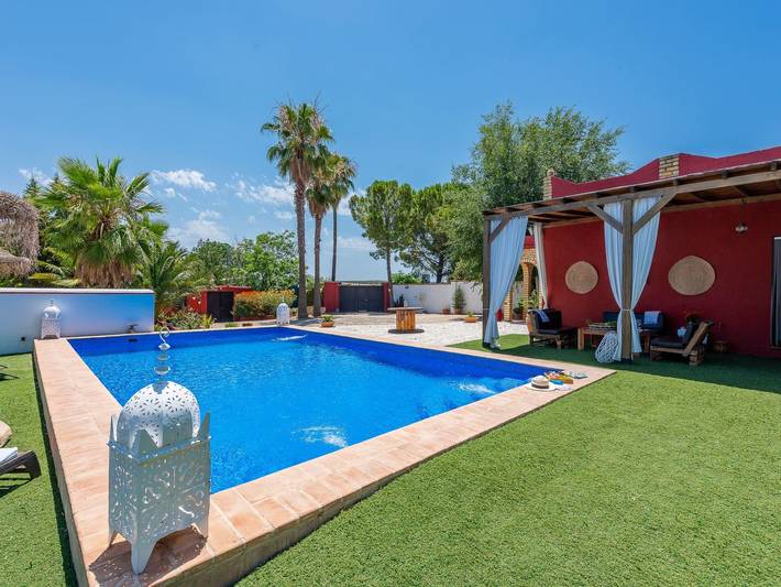 Casa rural para 5 personas, con jardín además de terraza y piscina en Marchena