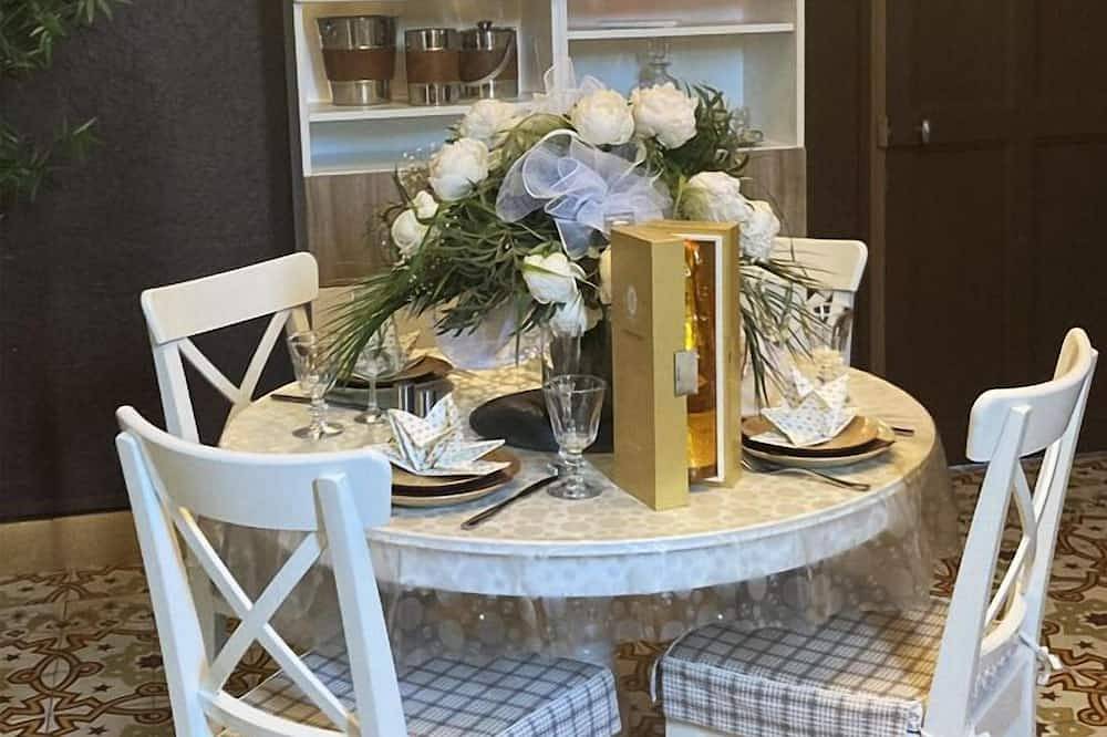 Entire apartment, 5 minutes from the Avignon sud freeway exit, Mas du Gros Vincent in Vaucluse. in Caumont-sur-Durance, Vaucluse
