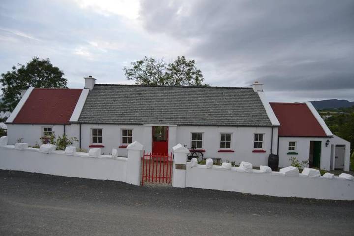 Ferienhaus für 14 Personen, mit Ausblick und Garten sowie Seeblick, kinderfreundlich in County Donegal