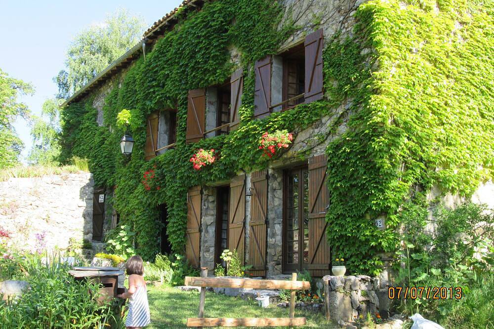 Ancienne ferme rénovée, vue imprenable sur montagne boisée. Châteaux cathares in Belcaire, Région de Limoux