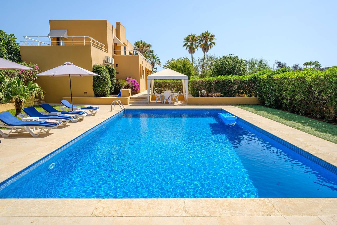 Elegante Villa mit Pool, Whirlpool, Garten, Terrasse, Klimaanlage und Wi-Fi in Sant Josep de sa Talaia, Ibiza Süden