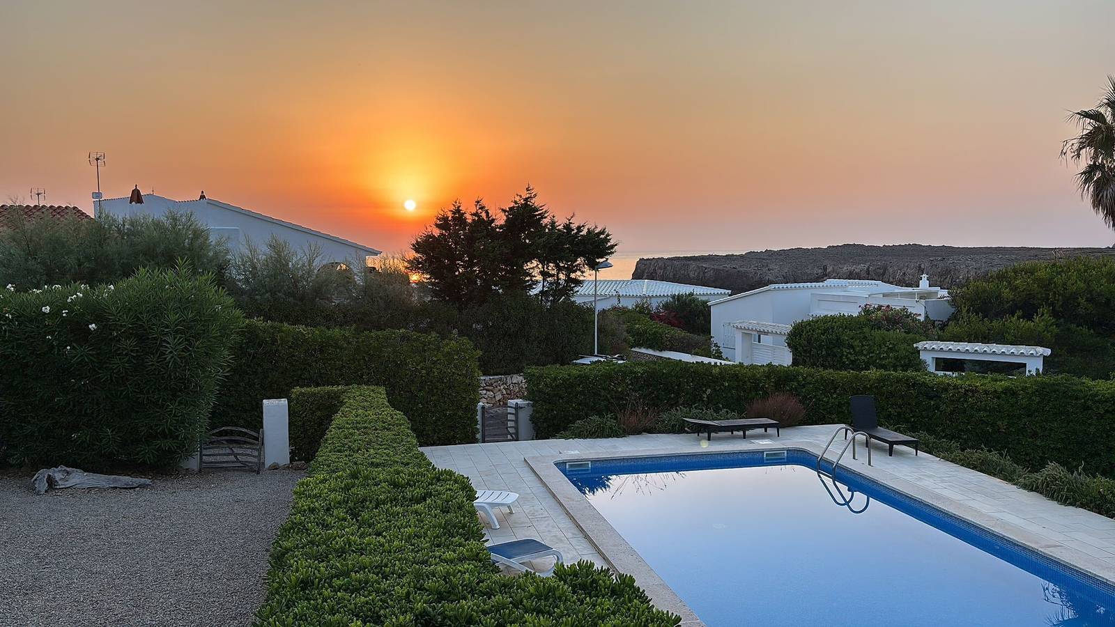 Duplex Laura in Punta Grossa mit Meerblick, Premium-Pool, privater Terrasse & Garten in Arenal d'en Castell, Es Mercadal