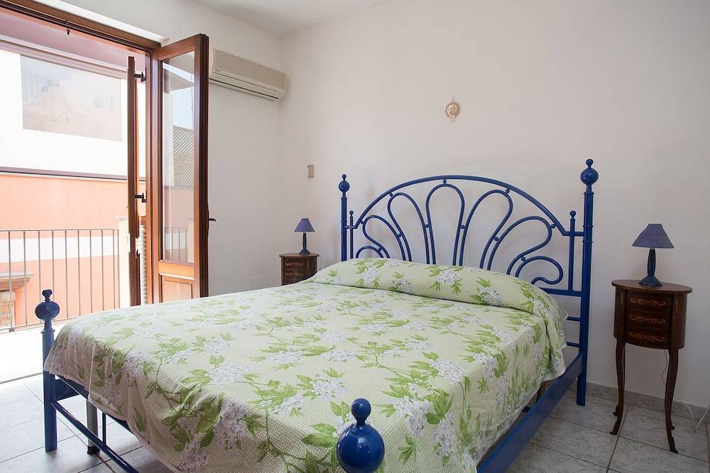 Entire apartment, Delightful house in the historic center of Lipari with spectacular private terrace. in Lipari