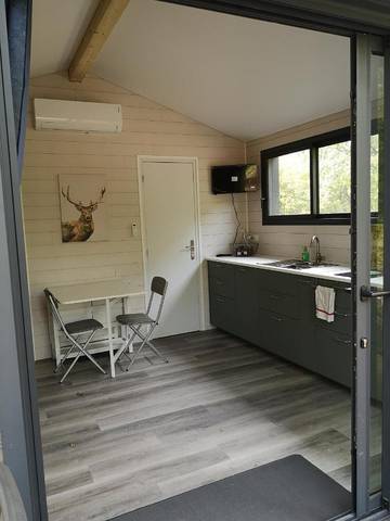 Chalet pour 2 personnes, avec vue ainsi que jardin et terrasse, animaux acceptés dans Allier