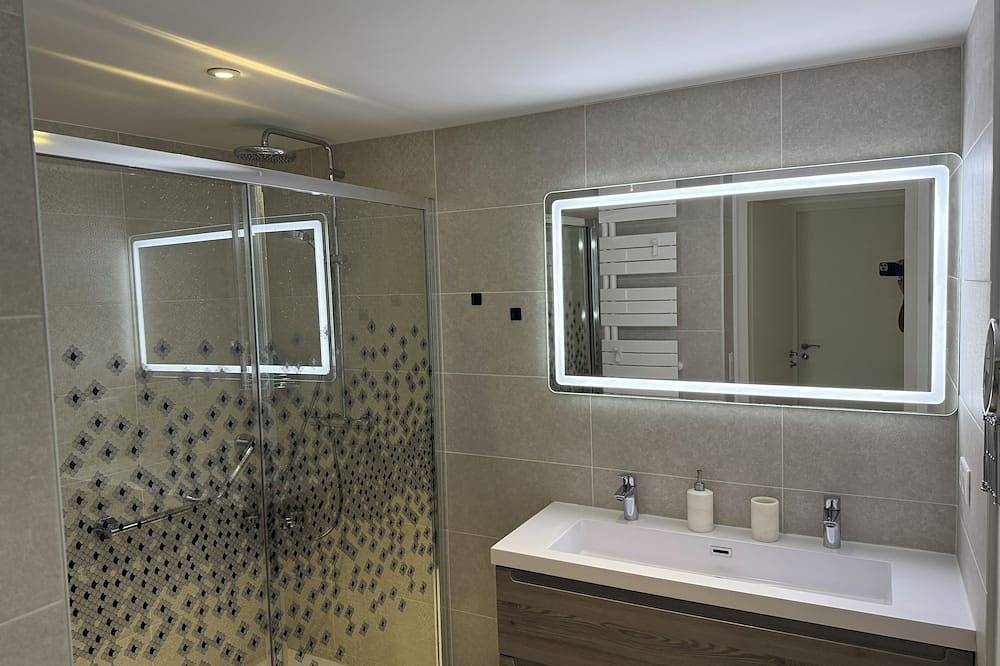 Ganze Wohnung, Superb two bedroom apartment with views of Mediterranean Sea and Eze village in Èze, Mittelmeerküste (Frankreich)