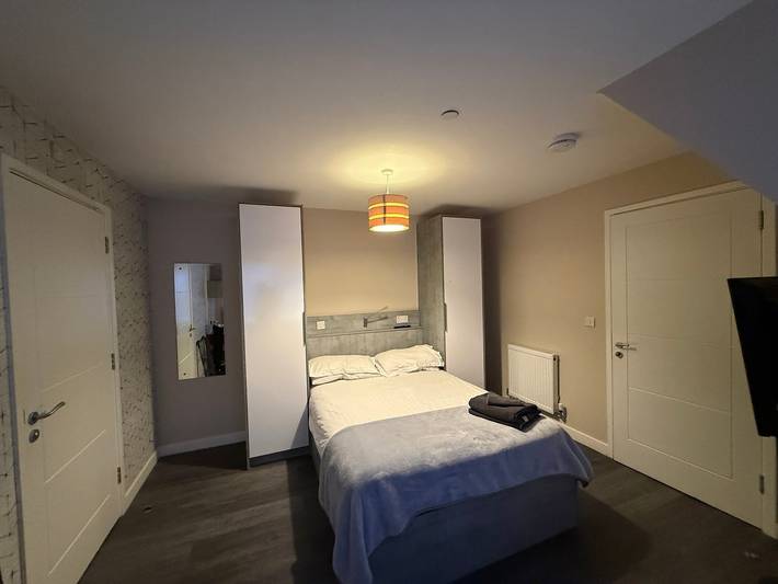 Entire apartment, Modern Egham Apartment for Six in Thorpe Park, Surrey