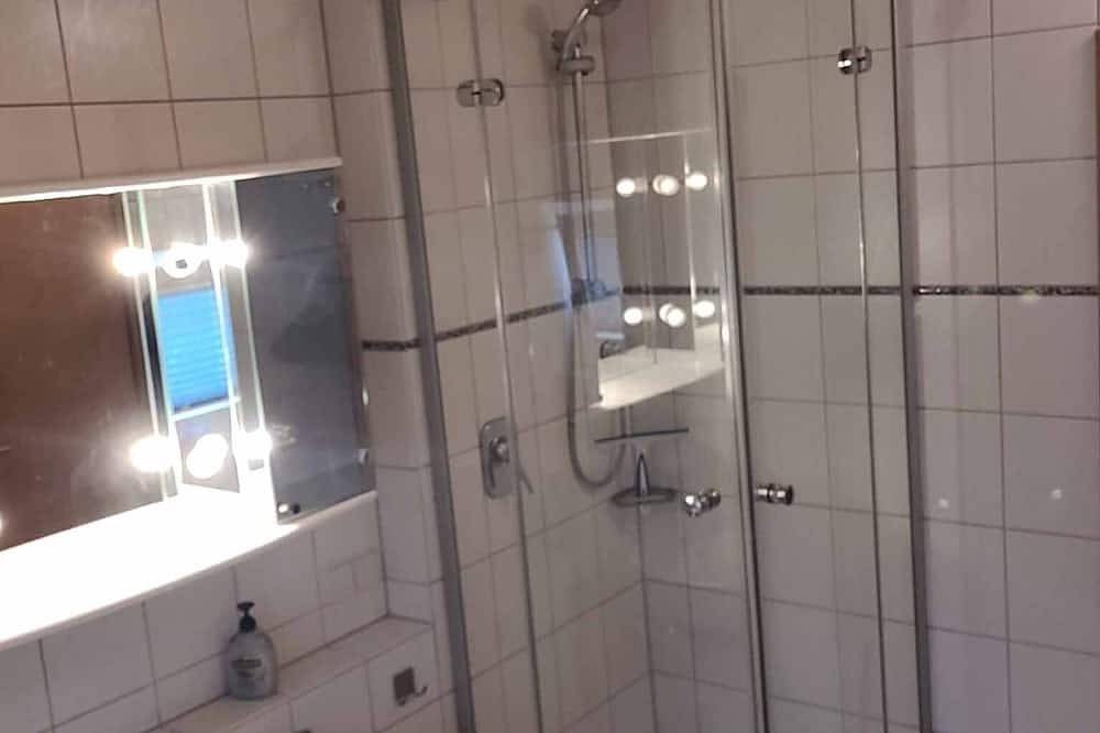 Ganze Wohnung, Ruhige und helle Dachgeschosswohnung (68qm) mit Balkon in Hilzingen, Hegau
