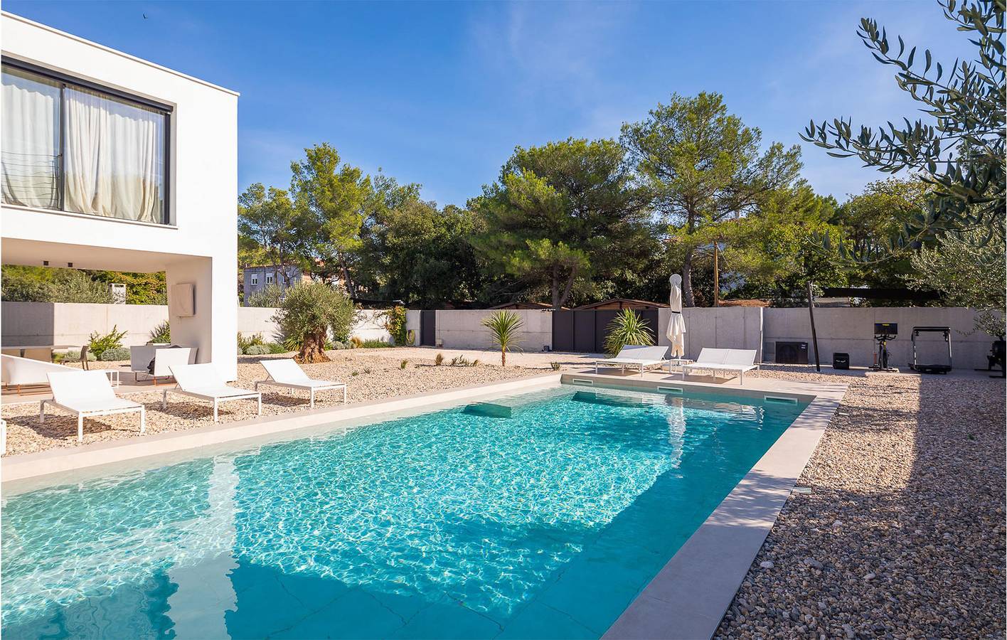 Gemütliche 250 m² große Ferienwohnung mit Pool, WLAN und Küche – 1,5 km vom Strand entfernt in Pakostane, Zadar