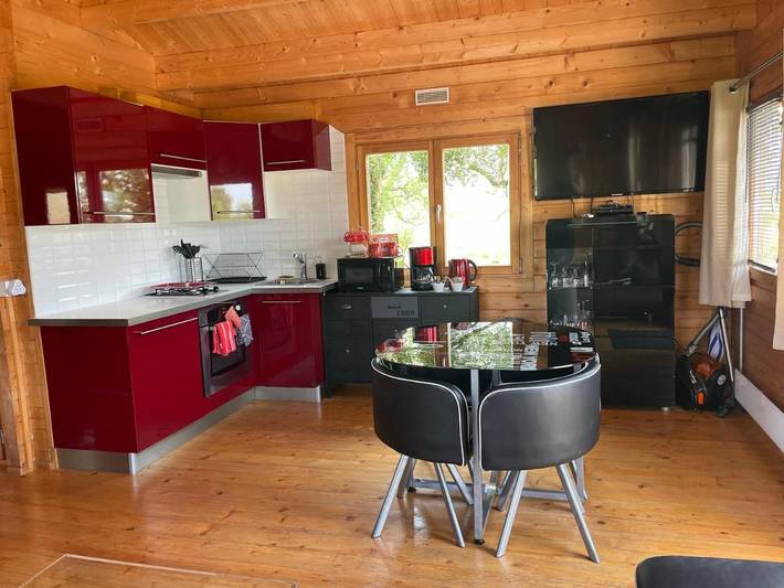 Location de vacances pour 4 personnes, avec piscine ainsi que vue et jardin à Isigny-le-Buat - 3