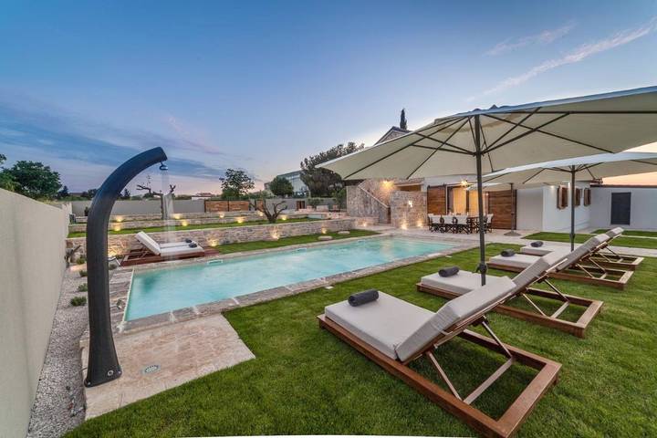 Villa pour 9 personnes, avec jardin et vue ainsi que sauna et piscine à Biograd na Moru