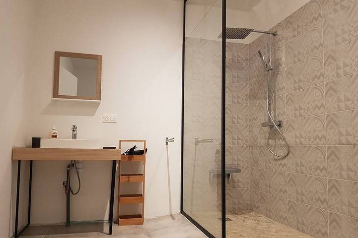 Gîte pour 6 personnes, avec piscine ainsi que jardin et terrasse, animaux acceptés à Sadirac - 4