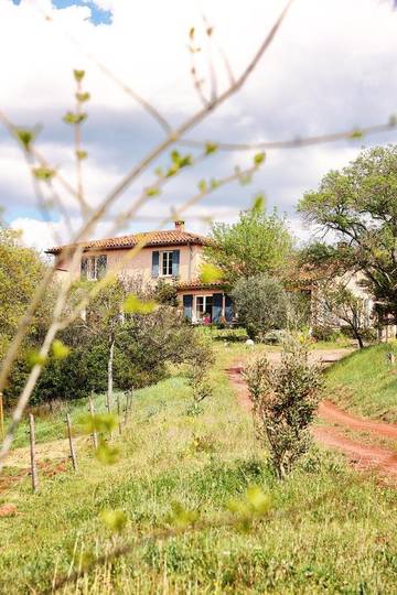 Chambre d’hôte pour 2 personnes, avec vue ainsi que piscine et jardin à La Tour-sur-Orb