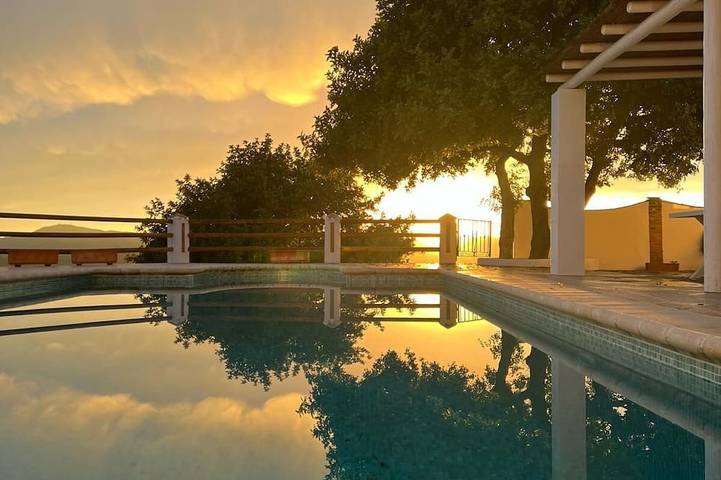 Casa rural para 8 personas, con piscina y terraza en Canillas de Aceituno