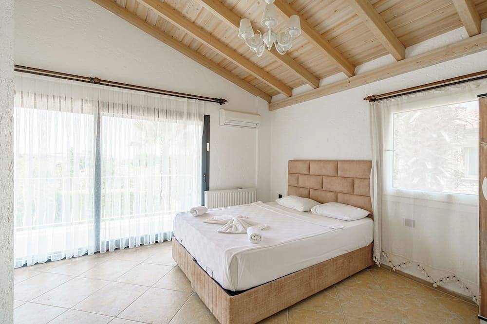 Stone Villa Near Long Beach & Kusadasi Mall with Big Front Yard in Kusadasi, Aydın Province