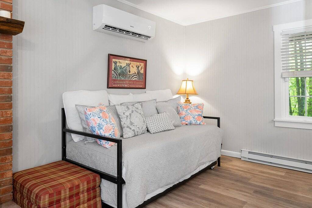 Peaceful Ivy Ridge - w/waterfalls, hikes + hot tub! in Lake Toxaway