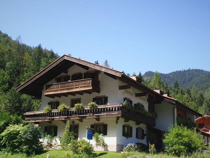 Ferienwohnung für 2 Personen, mit Sauna und Balkon sowie Garten und Pool, kinderfreundlich in Ruhpolding