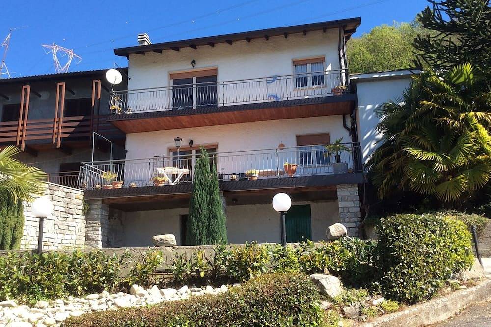 Entire apartment, Sunny apartment with breathtaking lake view in Vignone (Dumenza), Agra