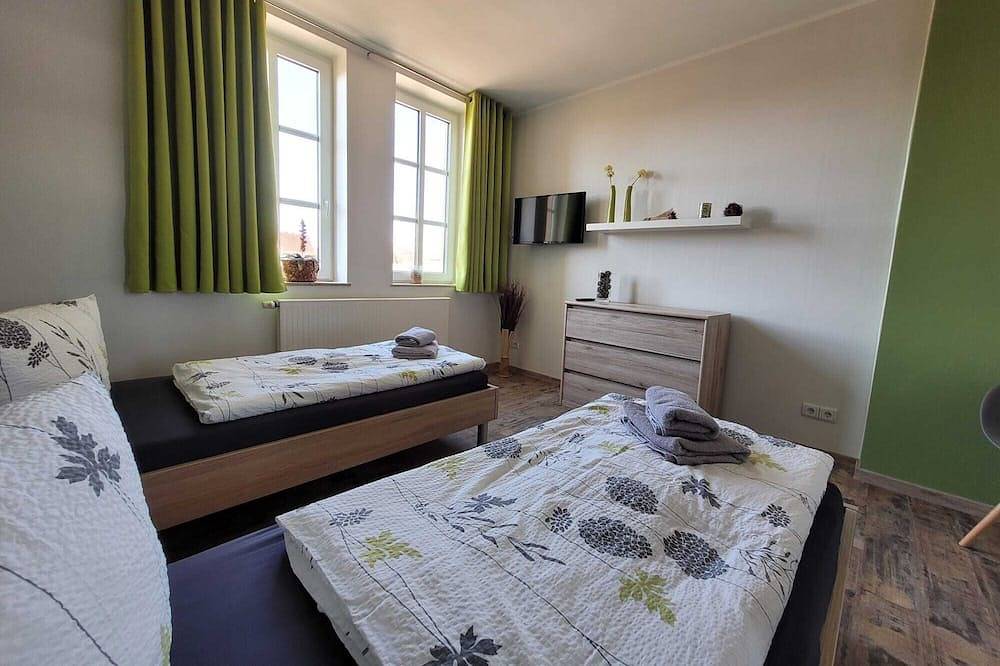 Ganze Wohnung, Historischer \"Alter Bahnhof\" Oberdorla mit privaten Spielplatz  , in Oberdorla, Vogtei