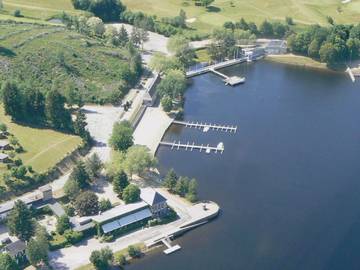 Hôtel pour 3 personnes, avec jardin ainsi que vue sur le lac et vue à Neuvic