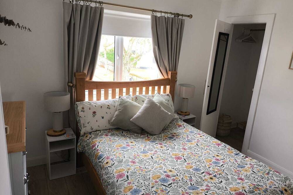 Local, Sunny, Very Clean, Fully equipped, Wifi, 3 bed! 5 min walk to key shops! in Carrickfergus, Grafschaft Antrim