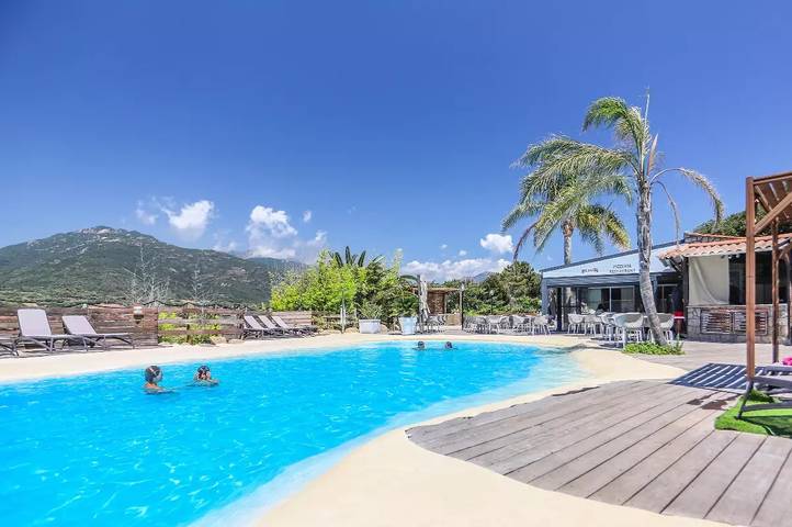 Bungalow für 4 Personen, mit Terrasse und Pool sowie Sauna und Ausblick auf Korsika
