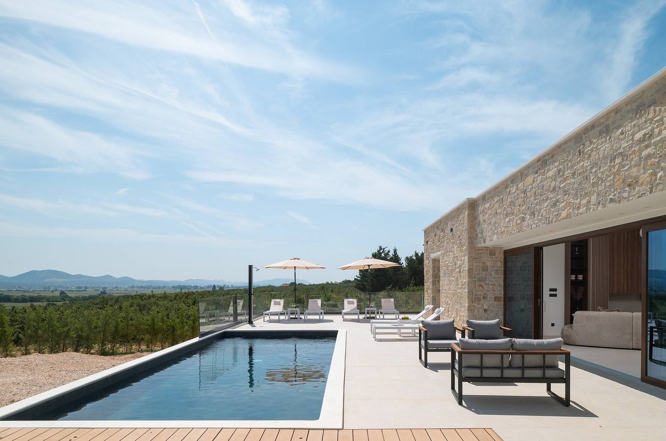 Villa Terra & Aria Dalmatica mit beheiztem Pool, Jacuzzi, Sauna und Grillplatz in Općina Sveti Filip i Jakov, Zadar