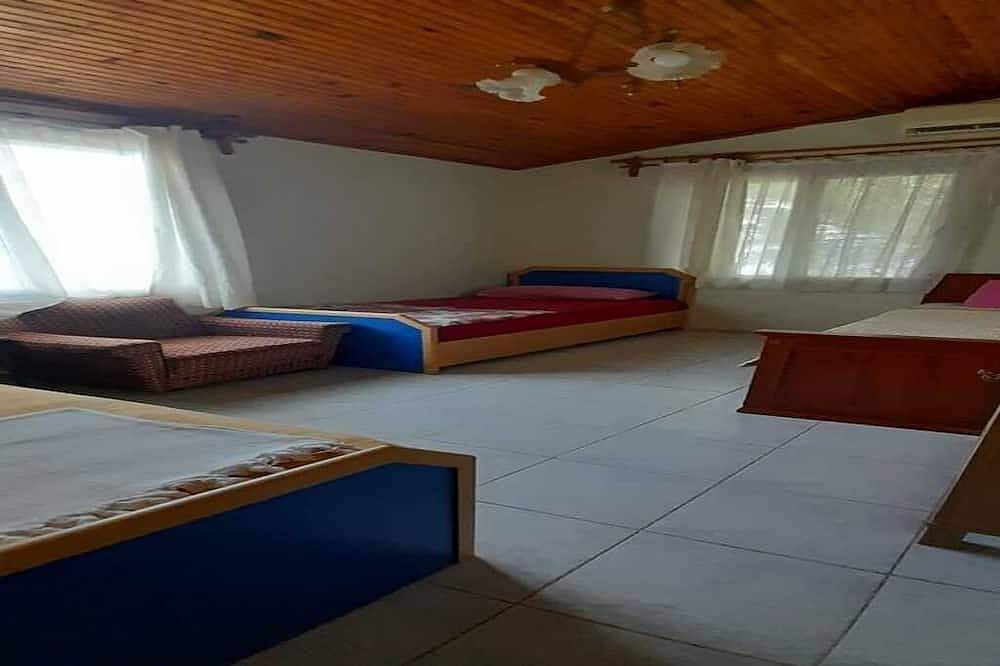 Spacious 3-bedroom villa in fabulous Seferihisar with Ac in Turkiska Egeiska havet