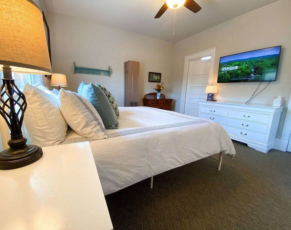 Ganze Wohnung, Luxury Retreat in Prime Downtown Spring Green Location in Sauk County