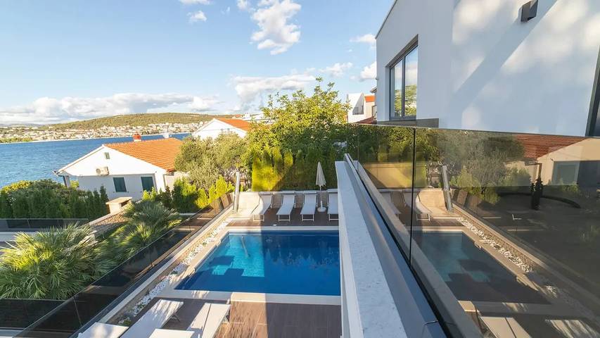 Villa pour 11 personnes, avec piscine et jardin ainsi que terrasse et sauna à Okrug Gornji - 3