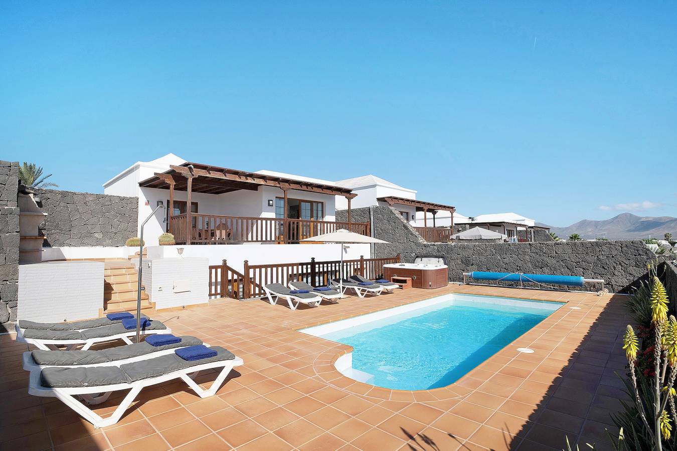 Holiday Home 'Villa Jeamir I' with Sea Views, Pool, Garden & Wi-Fi in Playa Blanca, Yaiza