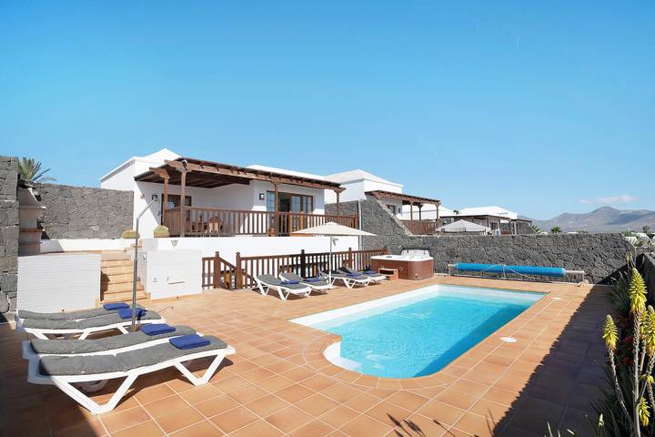 Ferienhaus für 8 Personen, mit Balkon und Whirlpool sowie Garten in Playa Blanca