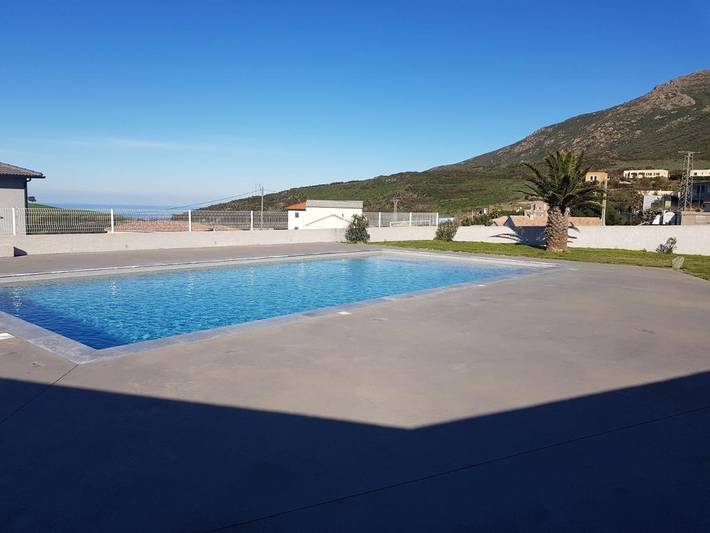 Appartement de vacances pour 4 personnes, avec Terrasse et Jardin ainsi que Piscine et Vue