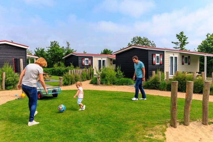 Camping für 2 Personen, mit Terrasse und Pool in Burgh-Haamstede