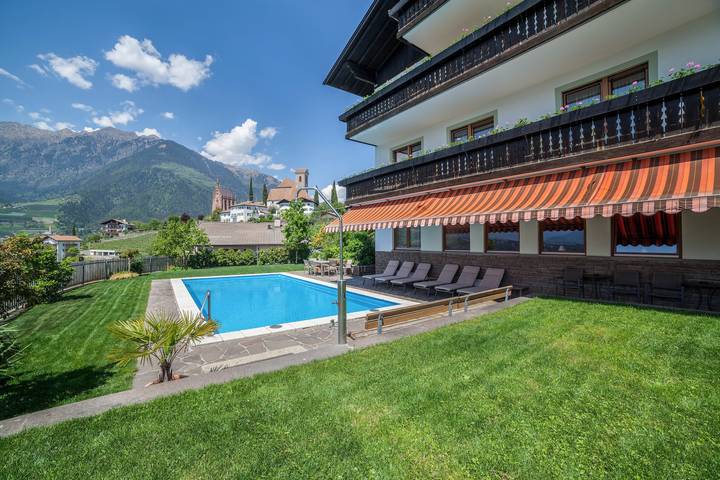 Ferienwohnung für 6 Personen, mit Balkon und Garten in Schenna