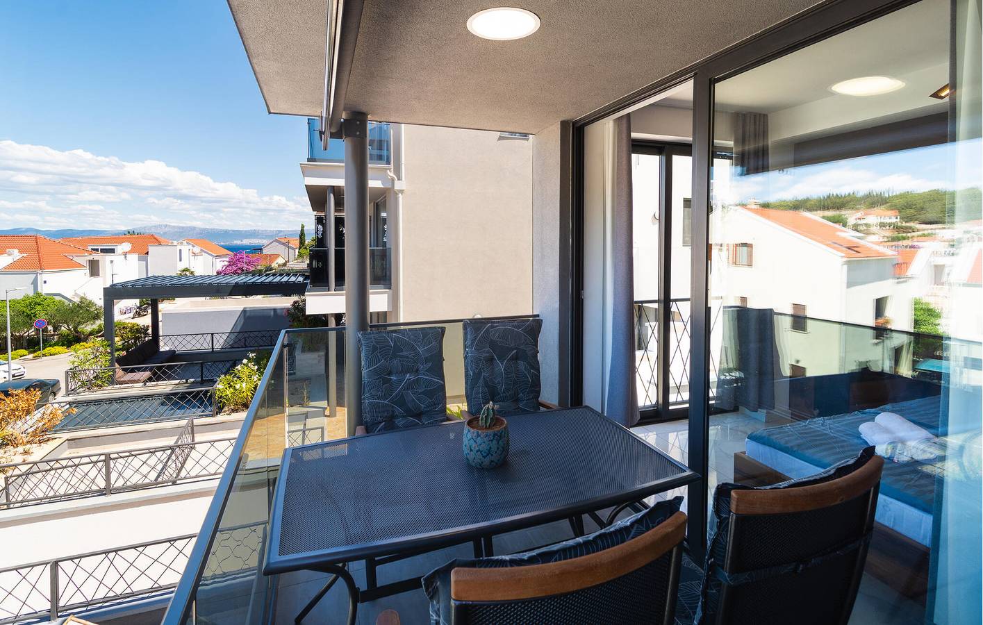 Ganze Ferienwohnung, Apartment mit Meerblick, Terrasse, Parkplatz und WLAN, 700 m vom Strand entfernt in Sutivan, Brac