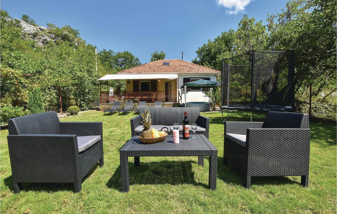 Gemütliche Ferienwohnung mit Terrasse, Küche, WLAN und Parkplatz in Dalmatinisches Zagora